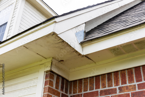 Fotografi Rotten wood on Soffit and Fascia boards of house