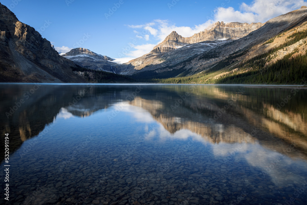 Crispy morning at Lake Bow with beautiful reflections , Banff-Nationalpark, Alberta, Canada