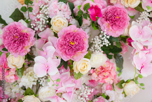 Pink and white flowers alternate. © โทวสิษฐ์ คงทน