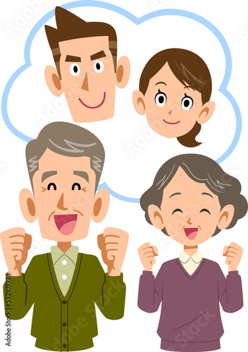 若い夫婦のことを思い浮かべるポジティブなシニアのカップル
