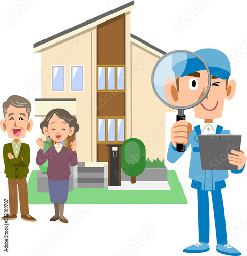 住宅の前に立つ老夫婦と、虫眼鏡でチェックする作業着の男性
