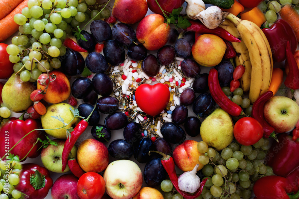 Czerwone serce w centrum kolorowych owoców i warzyw, zrównoważona dieta i dbanie o zdrowie - obrazy, fototapety, plakaty 