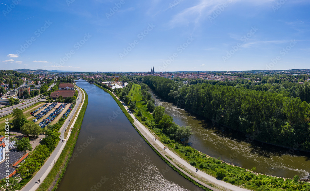 Drohne Panorama der Stadt Regensburg in Bayern mit Blick zu dem Volksfest Dult und Dom, Deutschland