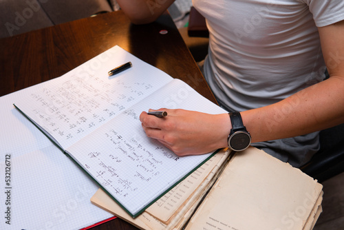 Foto Top view of a student preparing for his math exam