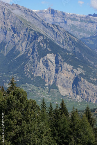 Dans les environs de Verbier avec un panorama sur les Alpes, la vallée du Valais et le vignoble de Saillon (Suisse)