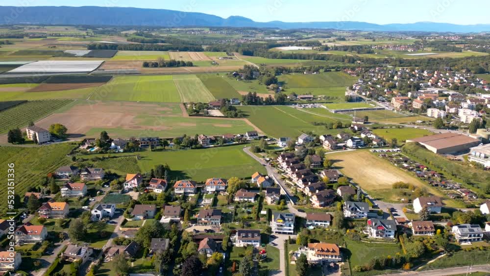 Travelling droite au dessus des maisons du nord du village de St-Prex