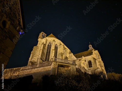 Église Saint-Pierre de Tonnerre (Yoenn / Bourgogne) sous un ciel étoilé.