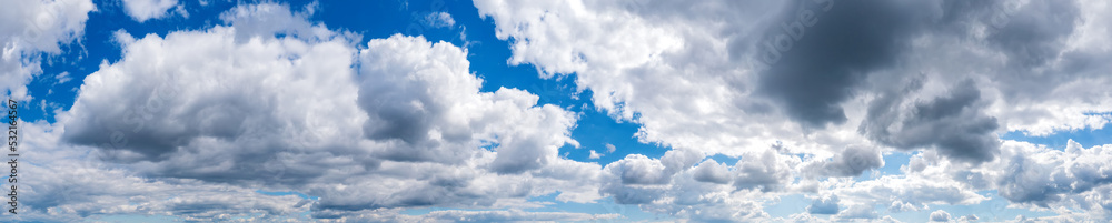 Obraz premium Panoramic view of blue sky with fluffy clouds