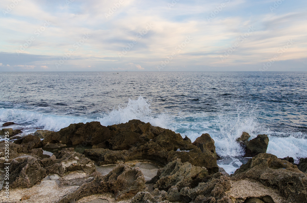 Le onde si abbattono sulla scogliera di Marina Serra in Salento, Puglia, vicino al borgo di Tricase