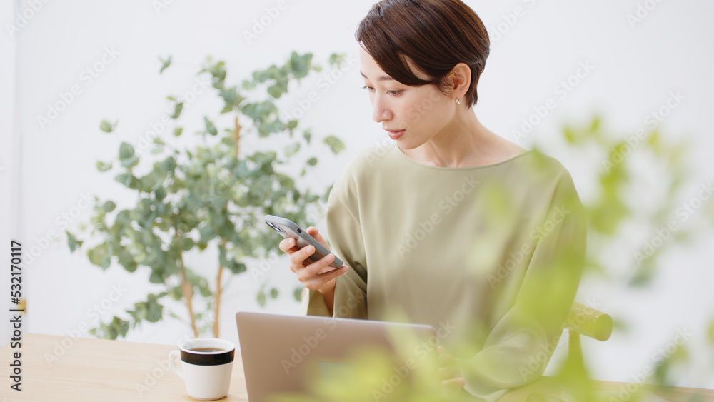 女性・カフェ