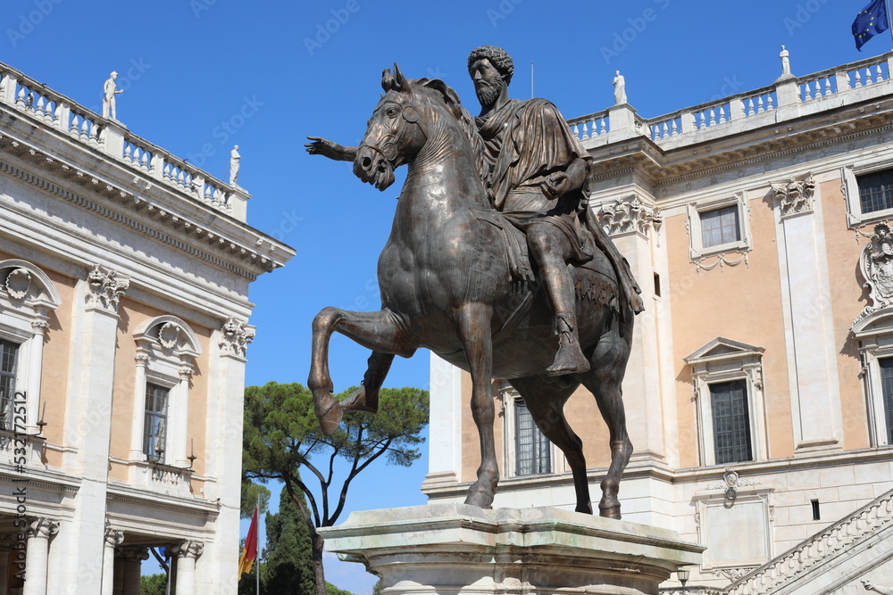 Obraz premium Bronze statue of monarch. Beautiful piazza Campidoglio in Rome.