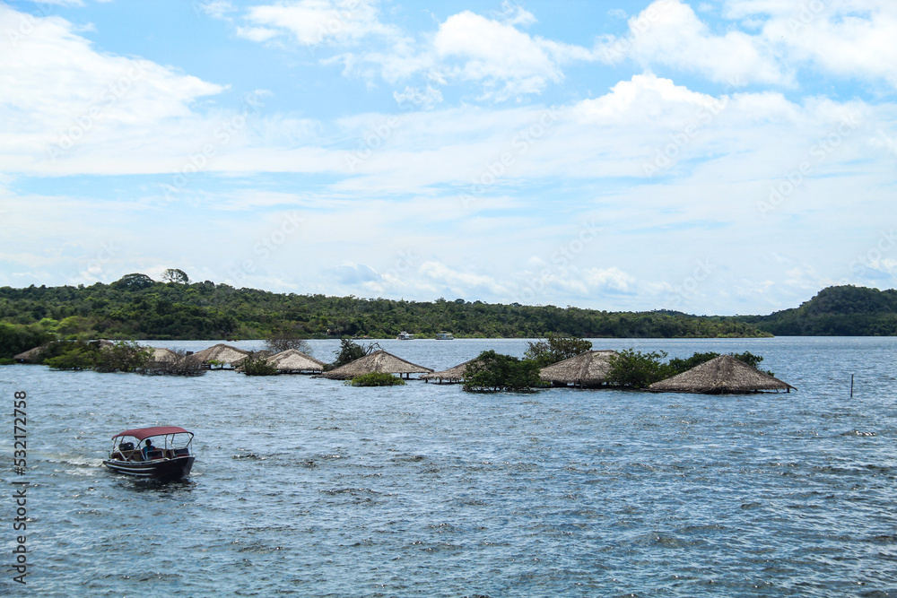 Ilha do amor submersa em Alter do chão, Pará, no período de cheia do rio tapajós, no inverno amazônico 