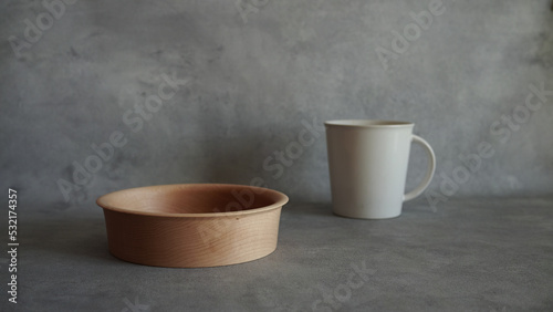木の食器ボウルと白い陶器のカップ