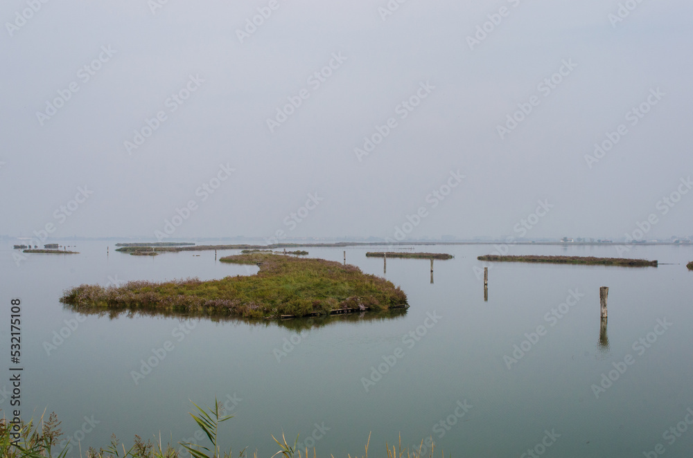 Panorama dei canali delle Valli di Comacchio in una giornata nuvolosa di ottobre 