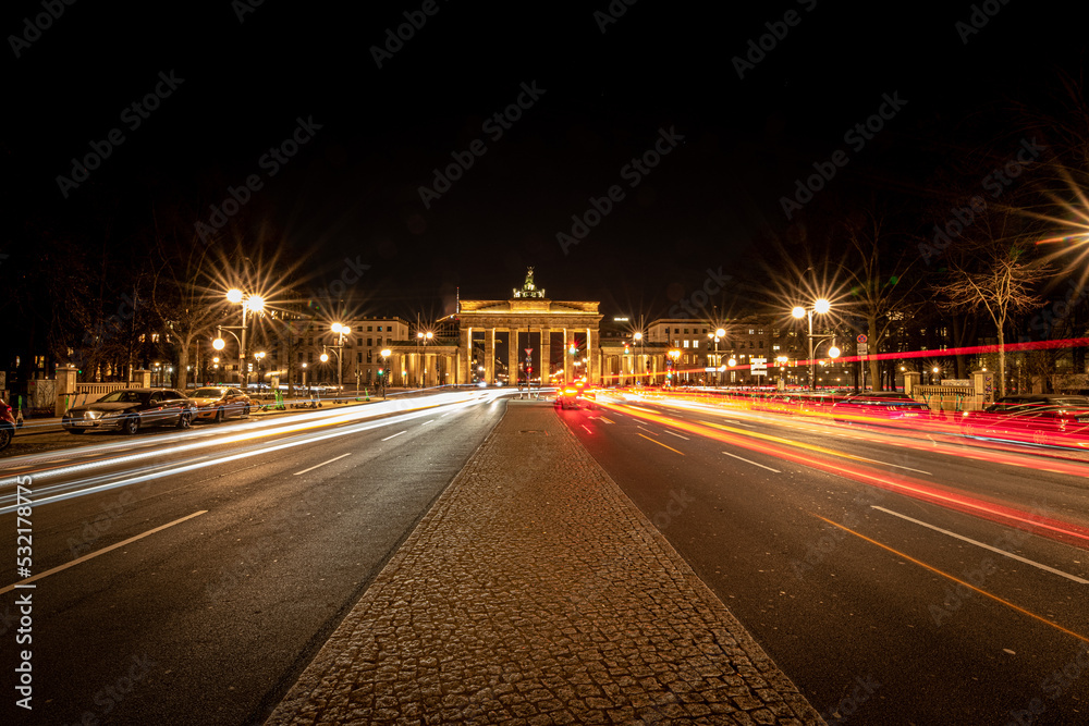 Berlin Brandenburger Tor Langzeitaufnahme mit Verkehrslichtern bei Nacht