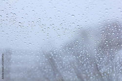 自動車の窓についた水滴 © nanohana
