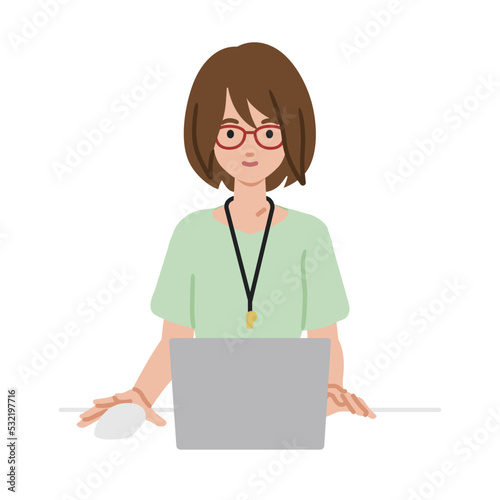 デスクで座ってPCを使っている教師の女性