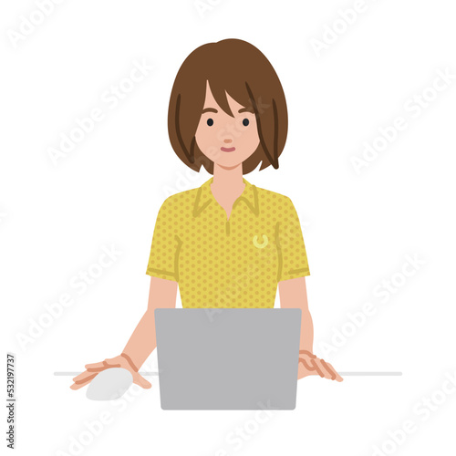 デスクで座ってPCを使っているポロシャツの女性