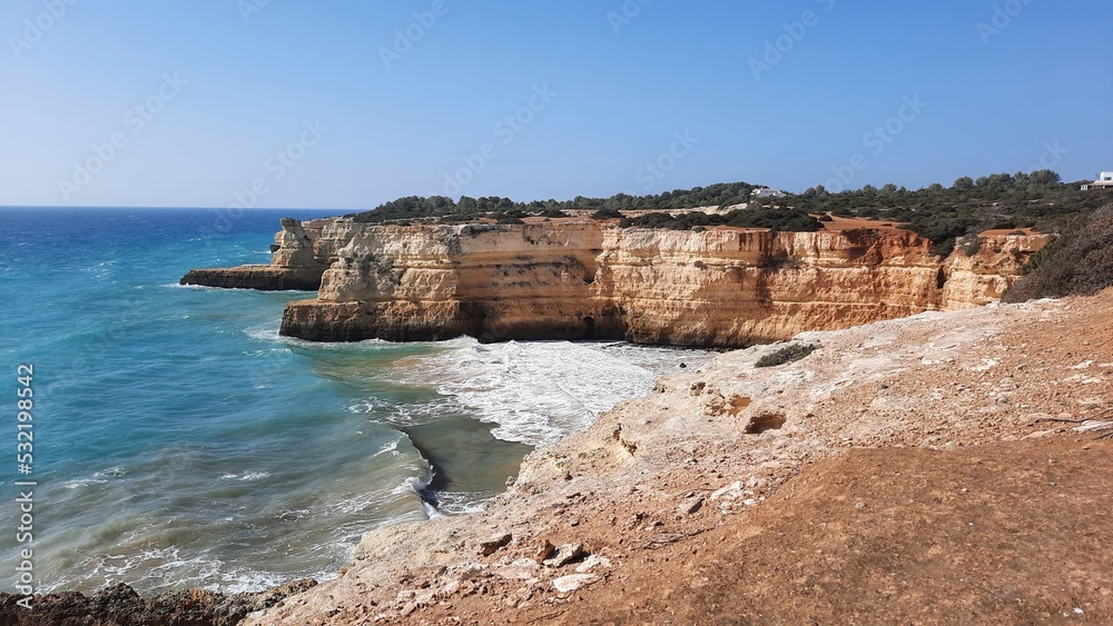 Le littoral escarpé près de Porches en Algarve au Portugal