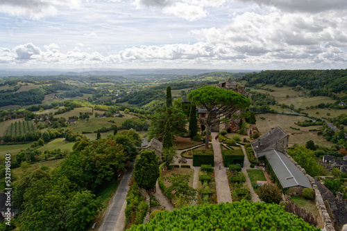 Vue plongeante sur le jardin et le château de Turenne