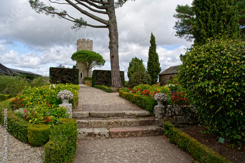 Jardin intérieur et la tour du château de Turenne