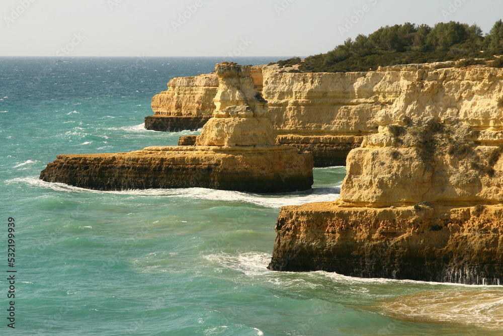 Fototapeta premium Le littoral escarpé près de Porches en Algarve au Portugal