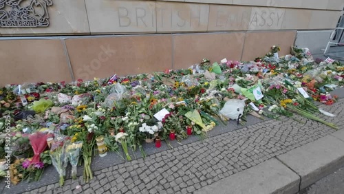 Berlin, September 10, 2022 - Outside the British Embassy, Berliners pay their respects to Queen Elizabeth II, Britain's longest-reigning monarch for 70 years, following her death at the age of 96 photo