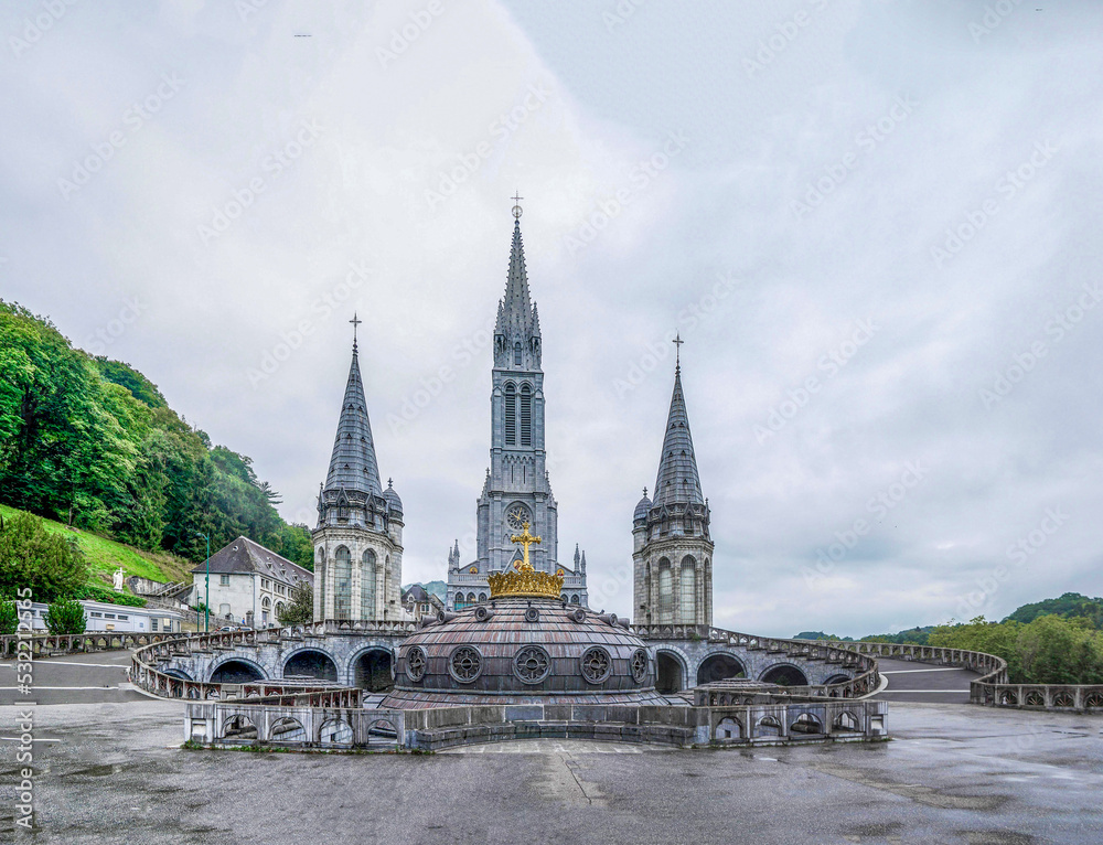 Obraz premium Panorama to Basilica of the Virgin Mary of Rosaire, Lourdes, France.