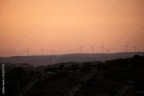 Cypr, wiatraki przy zachodzie słońca