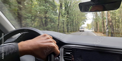 Guidare l'automobile in campagna in una giornata nuvolosa photo