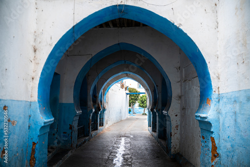 Callejuela de Larache en Marruecos de arcos azules y blancos. © Roque Sánchez