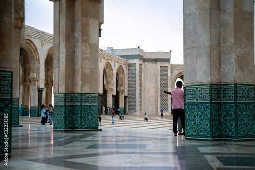 Bild auf Leinwand Mezquita de Hassan II en Casablanca Marruecos , hombre realizando selfie con ami
