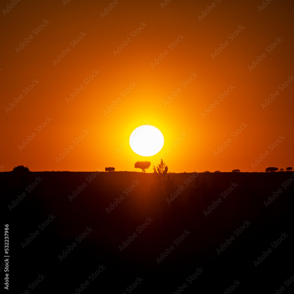 Obraz premium Puesta de sol en el monumento natural de Los Barruecos