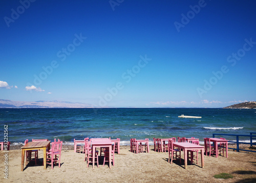 Fototapeta Naklejka Na Ścianę i Meble -  pink chairs and tables on the beach