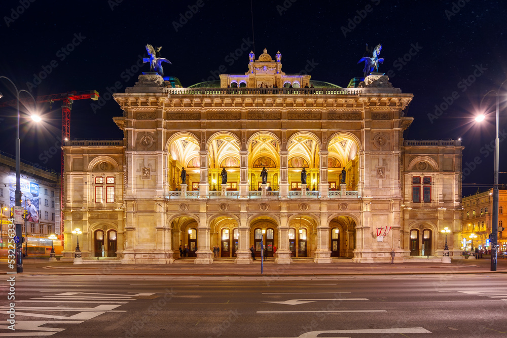 Obraz na płótnie vienna, austria - oct 17, 2019: facade of famous opera house at night. popular travel destination w salonie