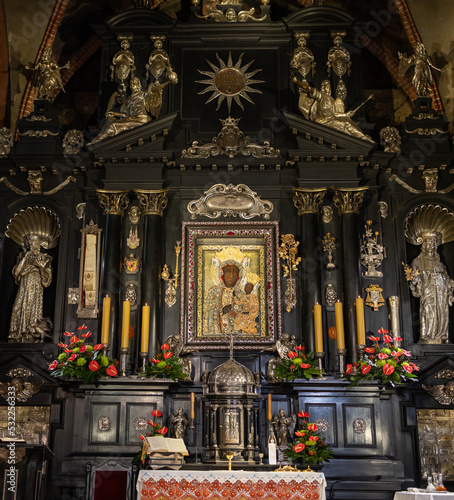 Jasna Góra – sanktuarium wraz z klasztorem zakonu paulinów w Częstochowie, położone na wzgórzu o tej samej nazwie photo