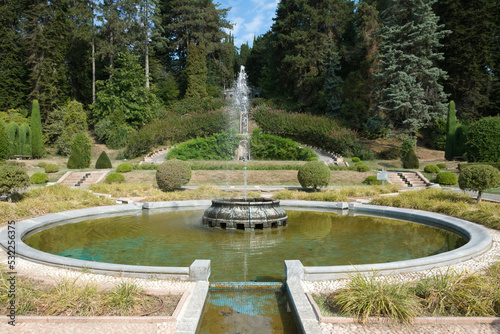 fontana in giardino di parco pubblico