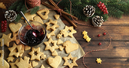 Fototapeta Naklejka Na Ścianę i Meble -  Biscotti di Natale. Biscotti con pasta frolla su fondo di legno. Natale e le festività natalizie. Direttamente sopra.