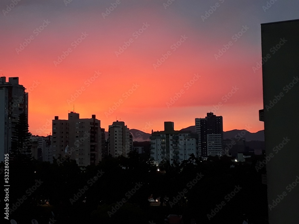 skyline da cidade ao pôr do sol