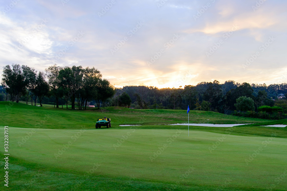 Fototapeta premium preparando el green al amanecer