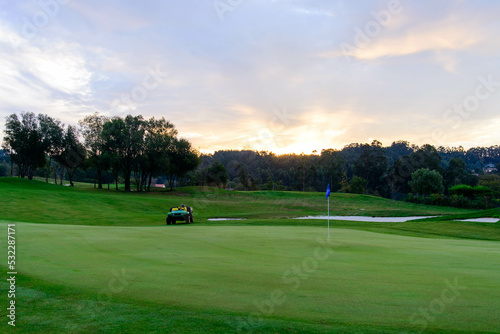 preparando el green al amanecer