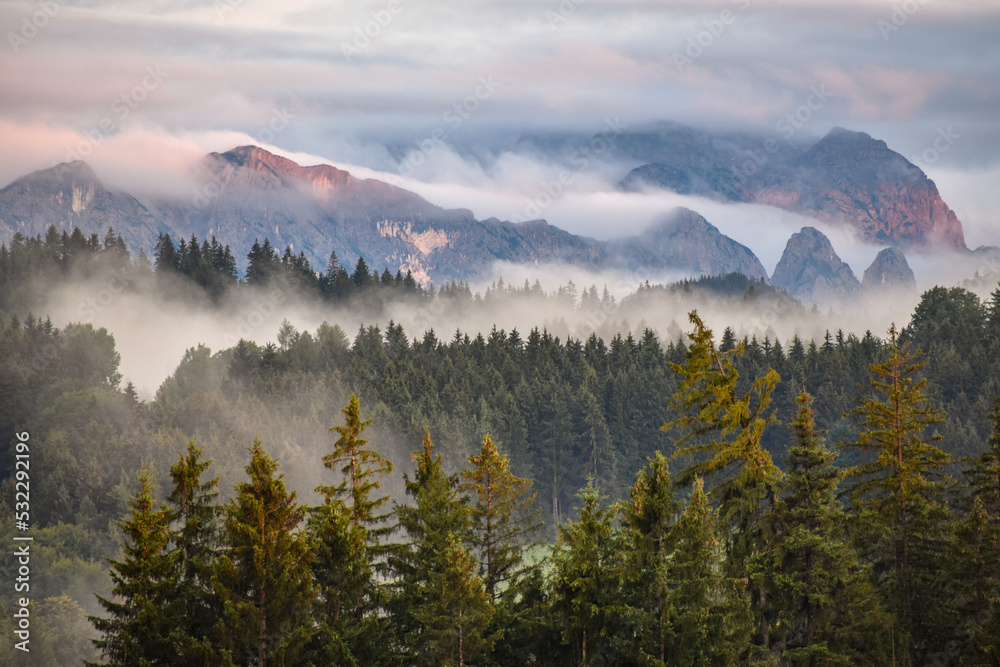 Obraz premium cloudy bavarian alps seen from alpine foothills