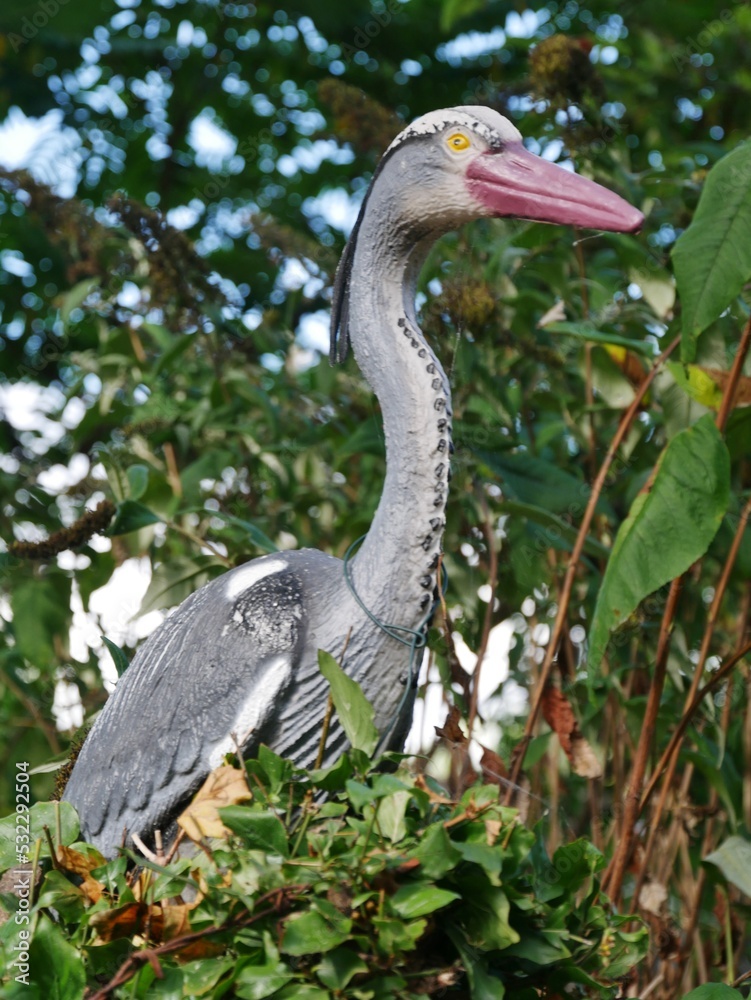 Fototapeta premium Geschnitzter Storch im Baum