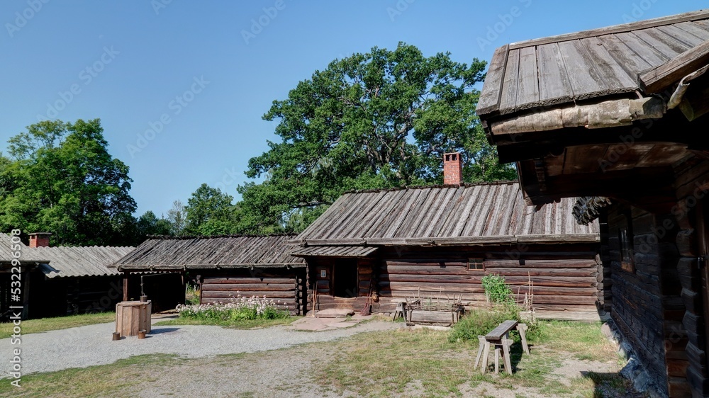 maisons traditionnelles suédoises de couleur rouge et ferme traditionnelle