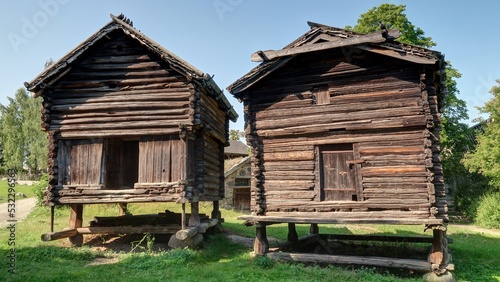 maisons traditionnelles su  doises de couleur rouge et ferme traditionnelle