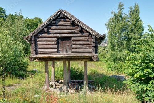 maisons traditionnelles suédoises de couleur rouge et ferme traditionnelle © Lotharingia