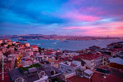 View of the Bosphorus at twilight, Istanbul, Turkey Fototapet