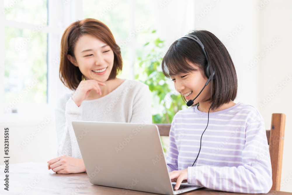 パソコンで勉強する親子 通信学習 パソコンで勉強する親子 通信学習