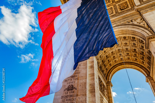 Fotografie, Obraz Arc de Triomphe and French flag, Paris, France