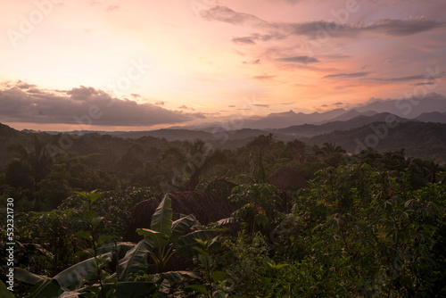 Sonnenaufgang über tropischem Bergregenwald in der Sierra Nevada de Santa Marta